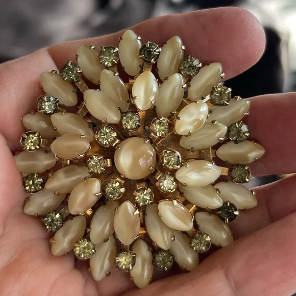 Vintage Gorgeous Pronged Set Bejeweled Brooch - Picture 3 of 3